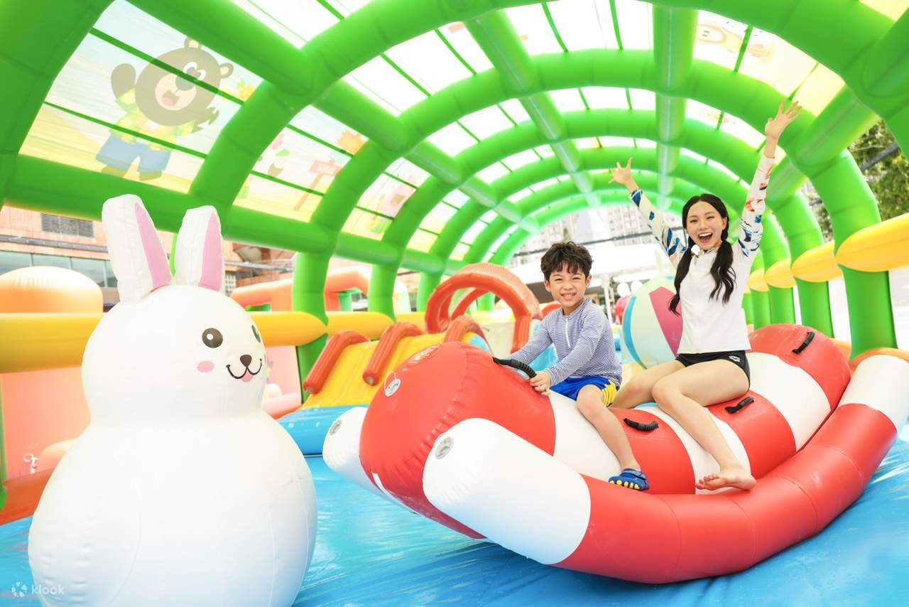 Estendendosi su oltre 460 metri quadrati, è il nostro primo parco giochi gonfiabile in assoluto con elementi acquatici, proprio nel cuore della città!